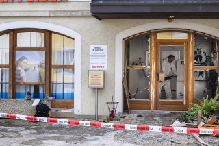 Les attaques à l'explosif contre les bancomats peuvent causer d'importants dégâts, comme ici à Bière (Archives).